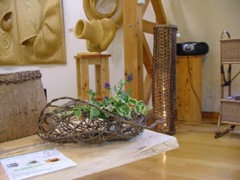 太田先生のつるの篭に田口先生の草花